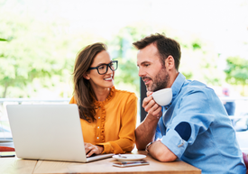 Muž a žena se dívají na notebook