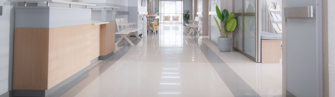 Bílá chodba se židlemi a vozíkem