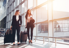 Néhány nő bőrönddel a reptéren