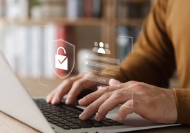 Osoba zadávající heslo na notebooku