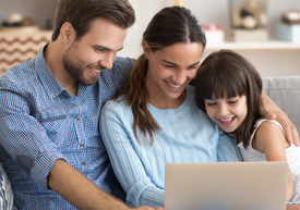 Egy család nézi a laptopot