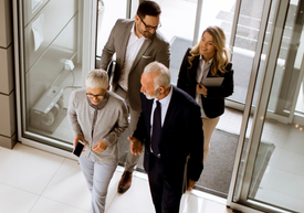 Egy csoport ember sétál a folyosón