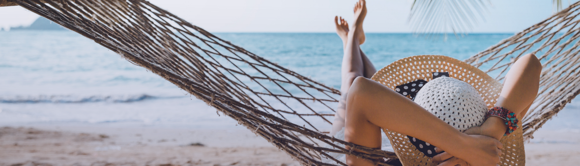 Egy nő fekszik egy függőágyban a tengerparton