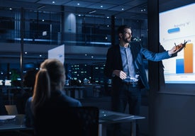 Muž prezentující grafy