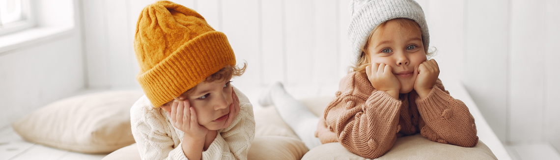 Para dzieci w czapkach z dzianiny