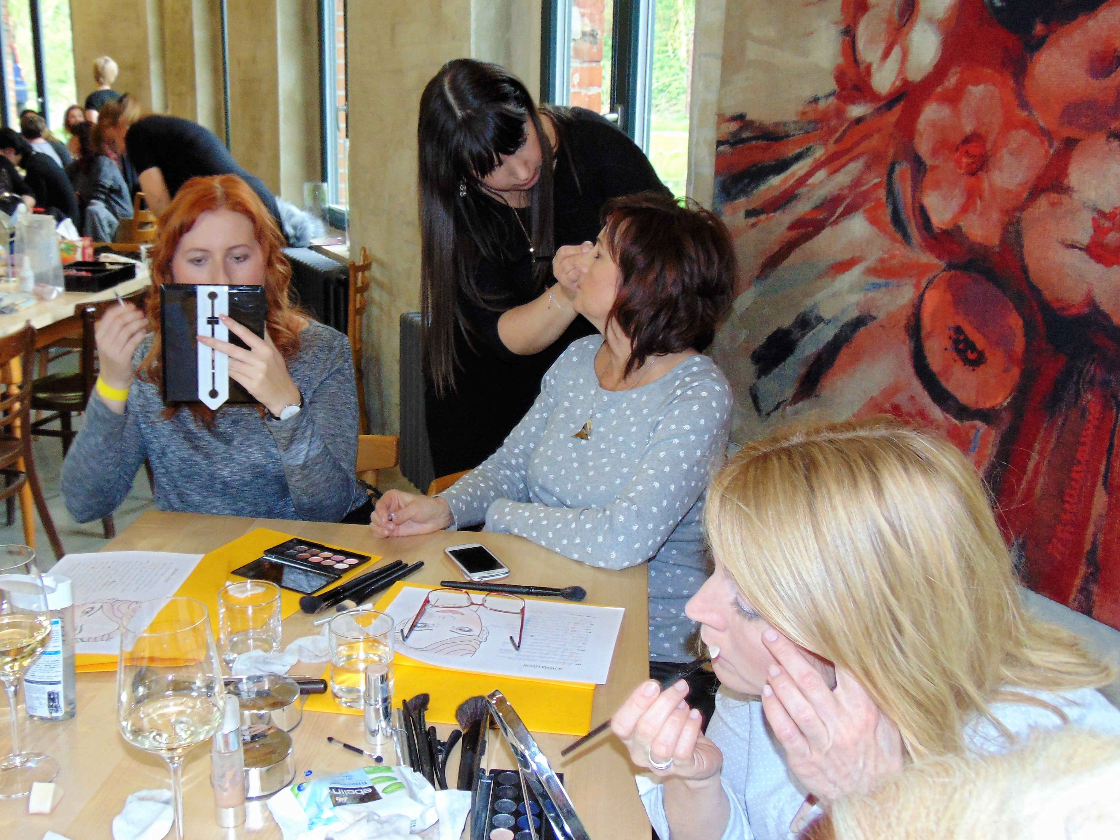na workshopu líčení se dámy mohou naučit, jak se správně nalíčit