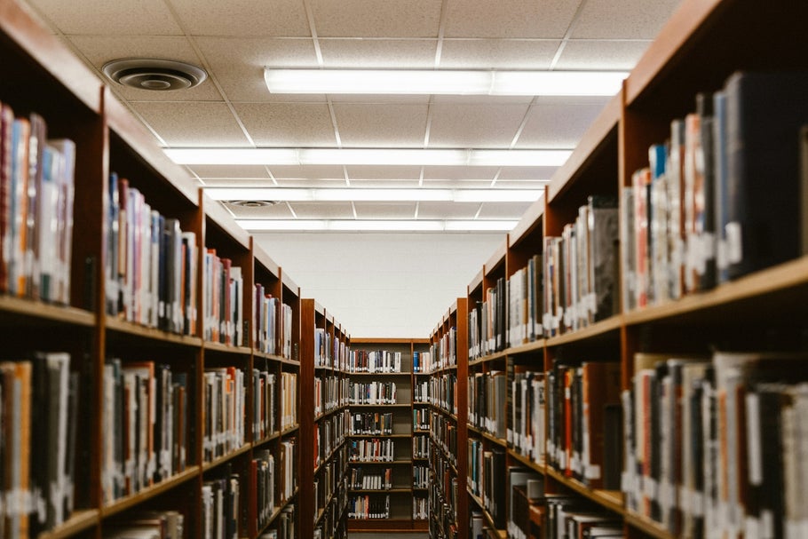 Image of a school library, taken by Priscilla Du Preez for Unsplash
