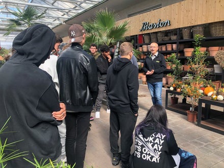 Alunni di III e IV in visita all'azienda Biasion ascoltano le spiegazioni