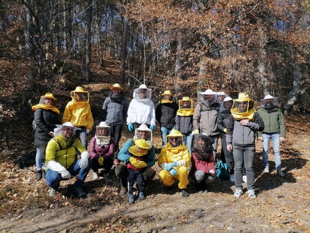 FC: corso apicoltori - foto di gruppo tutti "bardati" con i DPI