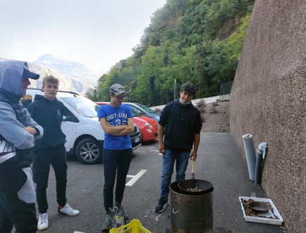 Castagnata: alunni/cuochi all'opera, padella sul fuoco