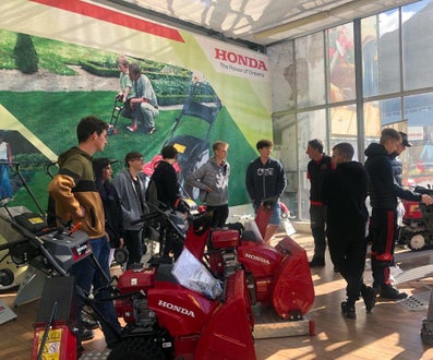 Alunni di III e IV in visita all'azienda Biasion: reparto macchinari