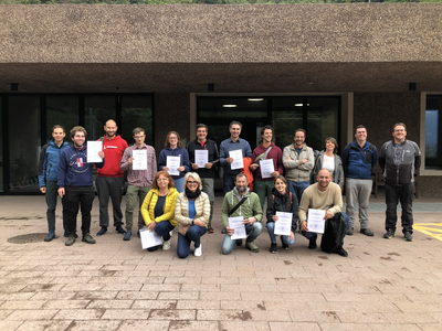 Fine corso di apicoltura: foto di gruppo i corsisti con i docenti Erwin Wieser e Klaus Blasbichler