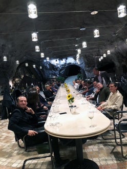 Imprenditore agricolo:  foto della tavolata durante la serata di consegna degli attestati nella Caverna della roccia di Laimburg, con degustazione vini 