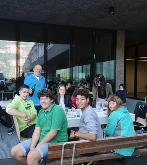 Castagnata: gruppetto al tavolo pronto per la foto