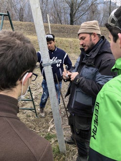 Impianto nuovo meleto, alunni classe III - sistemazione pali sostegno