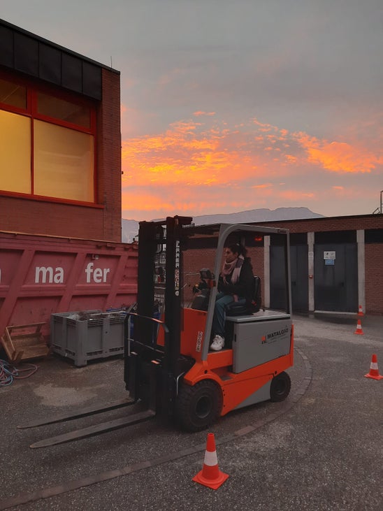 Un corsista alle prese con la guida del muletto