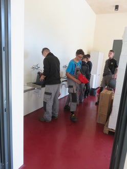 Vendemmia II su guyot: al rientro a scuola, gli alunni puliscono gli attrezzi utilizzati per la vendemmia