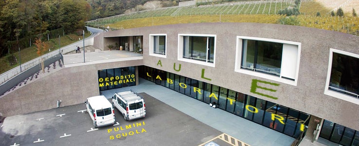 La scuola struttura, visione globale fronte edificio con ingresso