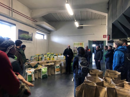 FC: Manutentori del verde visita da Biasion, il gruppo ascolta il relatore aziendale