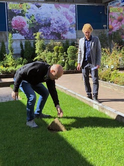 Alunni di III e IV in visita all'azienda Biasion: spiegazione materiali per prato erboso