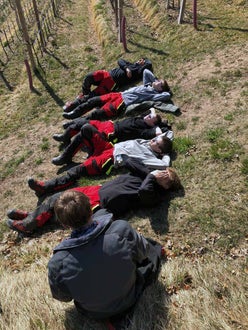 Corso motosega 2022 - alunni in meritata pausa  sdraiati al sole