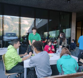 Castagnata. gruppetto di alunni chiacchiera a tavola