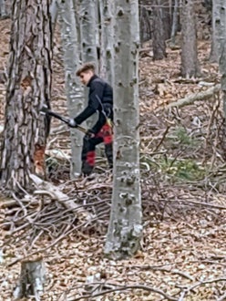 Corso motosega 2022 - alunno all'opera con l'accetta in mano per fare la tacca di abbattimento