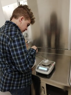 laboratorio: pesa dei reagenti per tintura naturale della lana