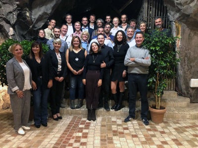 Imprenditore agricolo:  foto di gruppo nella Caverna della roccia di Laimburg durante la serata di consegna degli attestati 