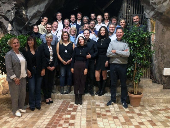 Imprenditore agricolo:  foto di gruppo nella Caverna della roccia di Laimburg durante la serata di consegna degli attestati 