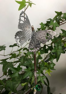 riciclo lattine alluminio: farfalla alluminio su ramo di potatura - gadget per vasi di fiori