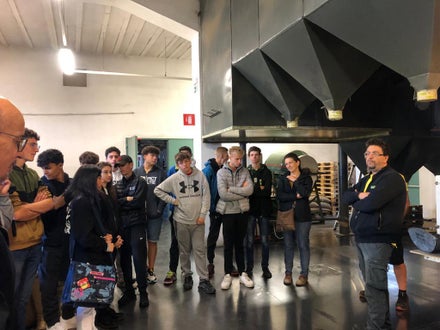 Alunni di III e IV in visita all'azienda Biasion ascoltano le spiegazioni 02