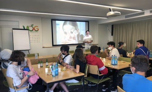 VOG - visita didattica: Un membro dello staff presenta agli alunni l'azienda prima della visita guidata