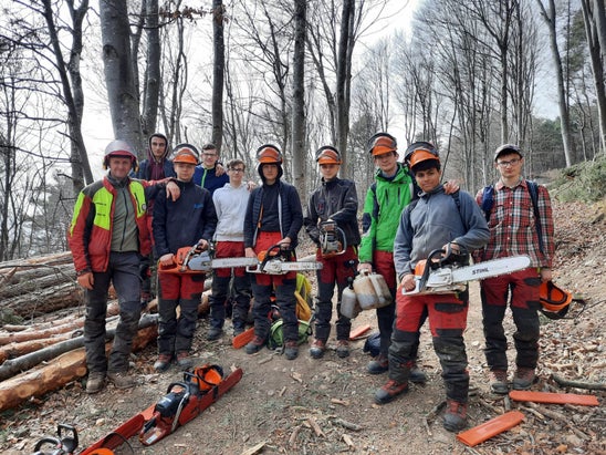 Corso motosega 2022 - foto di gruppo alunni di III in bosco