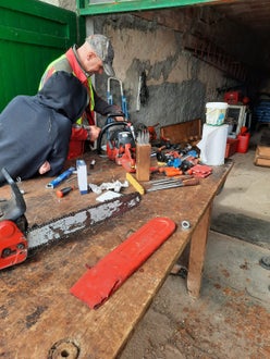 Corso motosega 2022 - come si fa manutenzione: alunno e istruttore sul banco degli attrezzi