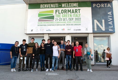 Flomart: foto di gruppo all'ingresso della fiera