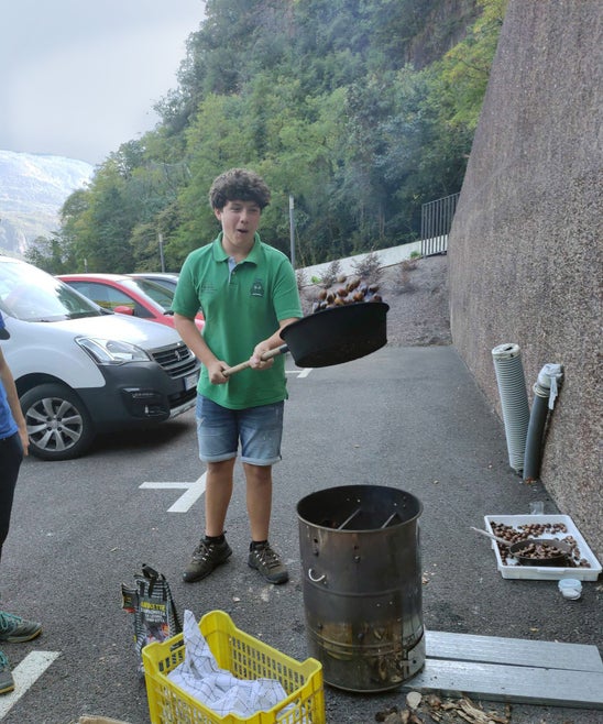 Castagnata: alunno fa saltare le castagne in padella