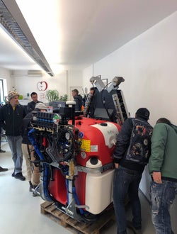 FC imprenditore agricolo - visita aziendale: i corsisti guardano i macchinari 