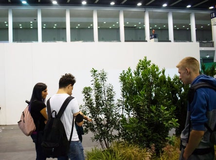 Flomart: un gruppo di alunni osserva arbusti in esposizione