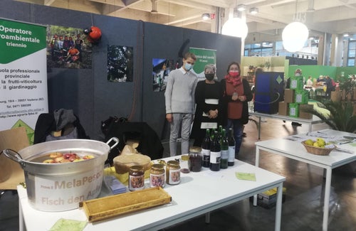 Agrialp: alunni e professoresse insieme  nello stand