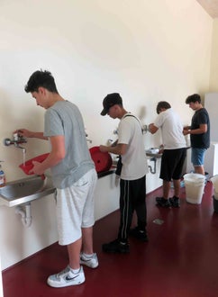 Vendemmia II su pergola: alunni a scuola, lavano gli attrezzi (imbuti) dopo averli utilizzati in vigna