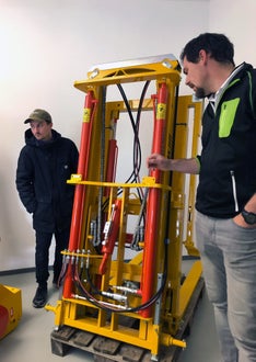 FC imprenditore agricolo - visita aziendale: corsista guarda le caratteristiche tecniche di una macchina