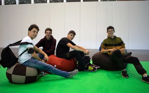 Flomart: un pò di riposo, alcuni alunni siedono sui grandi puff messi a terra