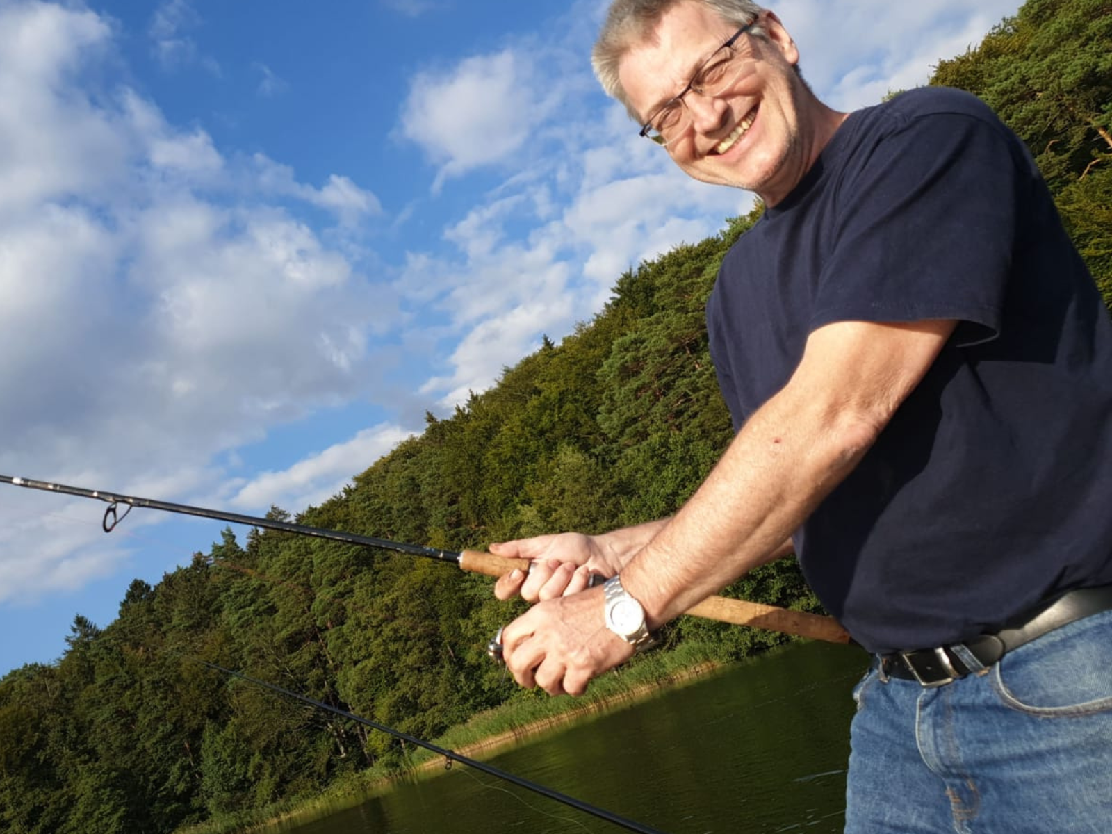 Foto von Andreas beim Angeln an einem See