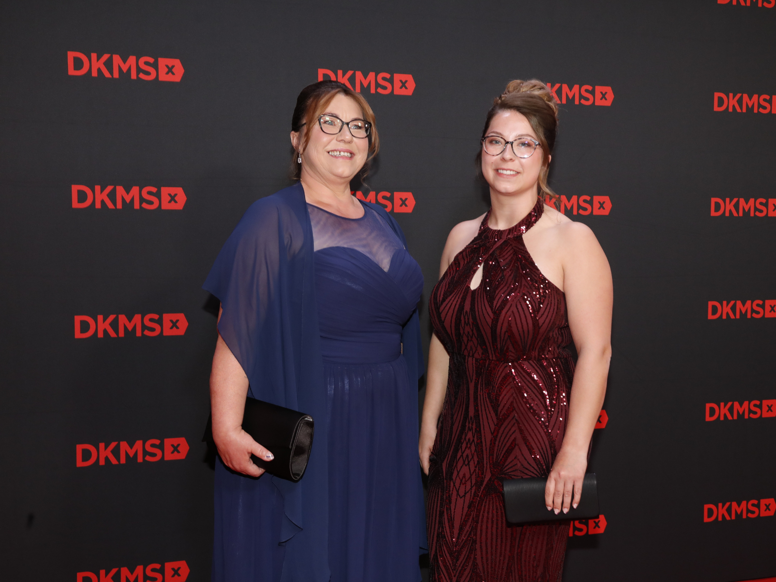 Foto von der Stammzellspenderin Sabrina Kindler und ihrer Mutter auf dem Roten Teppich