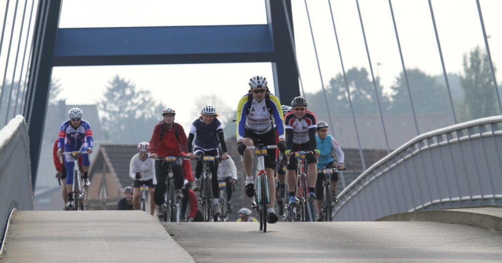 Eine Gruppe von Menschen auf Fahrrädern