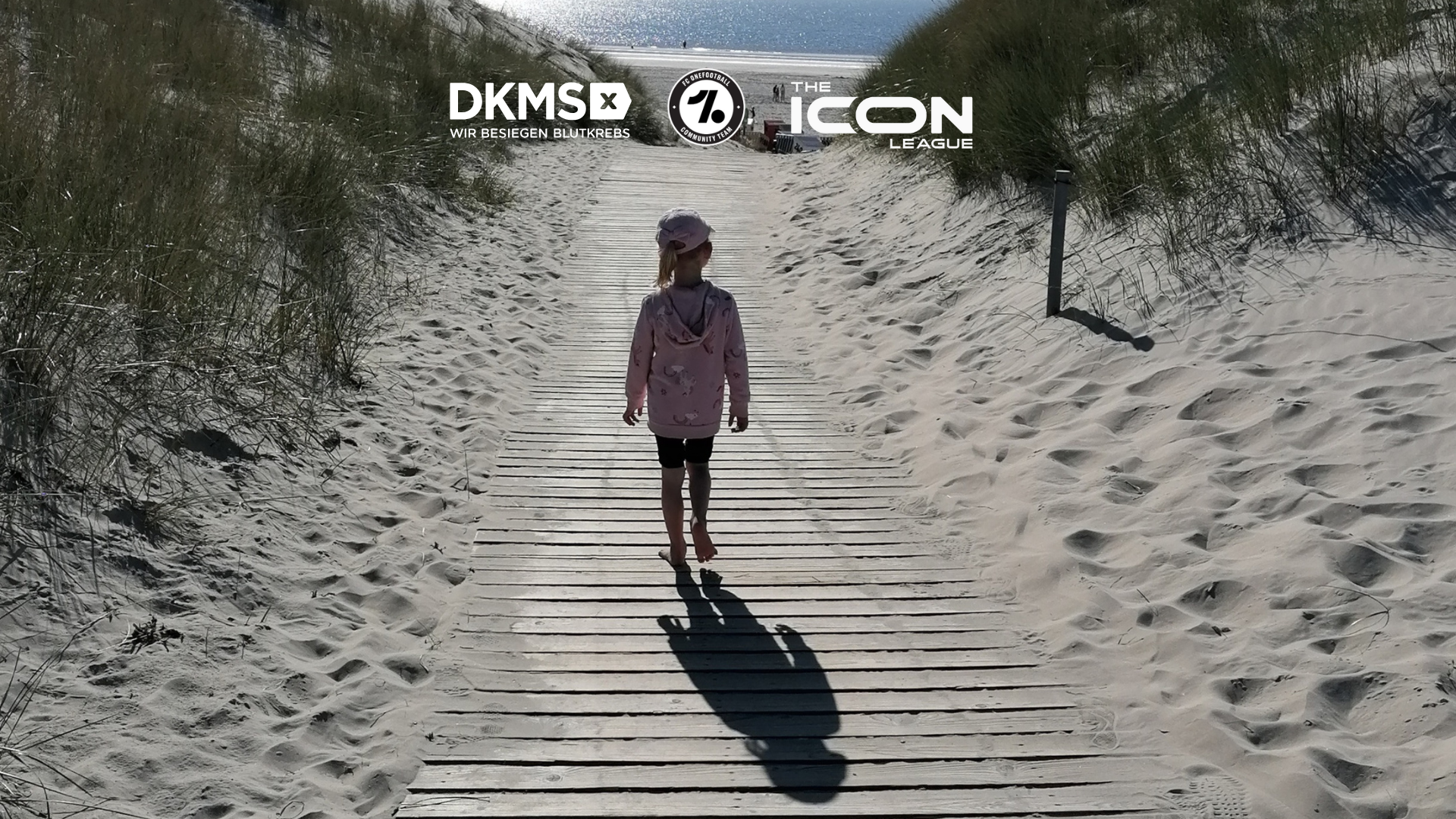 Mila am Strand - Logos von DKMS, OneFootball und Icon League