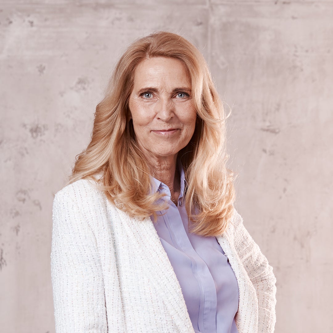 Eine Frau lächelt in die Kamera