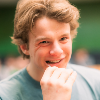 Ein Schüler macht einen Wangenabstrich