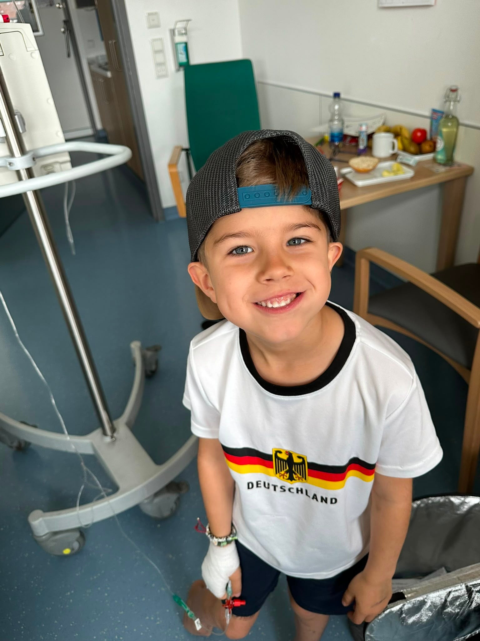Patient Milan lächelt in die Kamera.